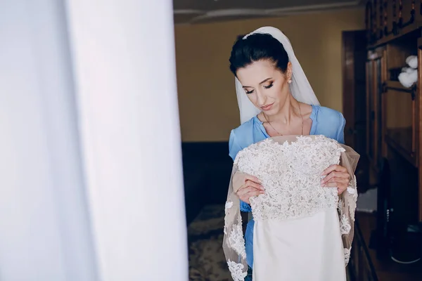 Novia con vestido blanco — Foto de Stock