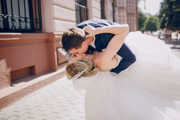 Schönes Hochzeitspaar — Stockfoto