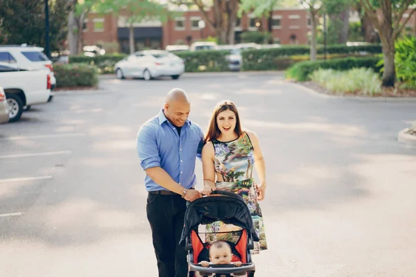 Familia en un paseo —  Fotos de Stock