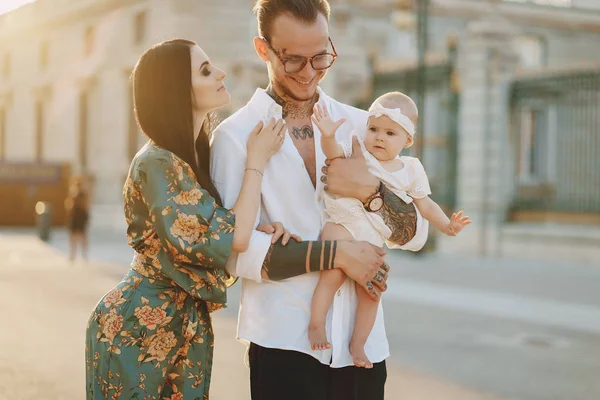 Familia en una ciudad — Foto de Stock