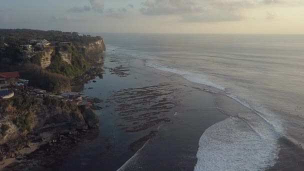 Скала рядом с океаном — стоковое видео
