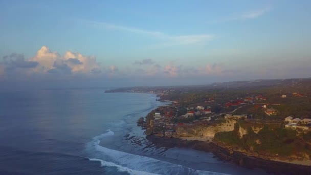 Cliff next to the ocean — Stock Video