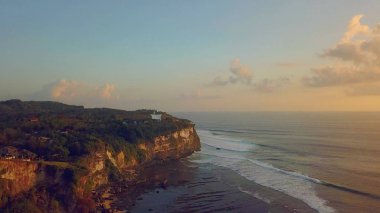 Cliff okyanusun yanındaki