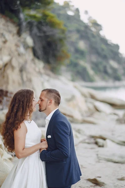 Novios en la naturaleza —  Fotos de Stock