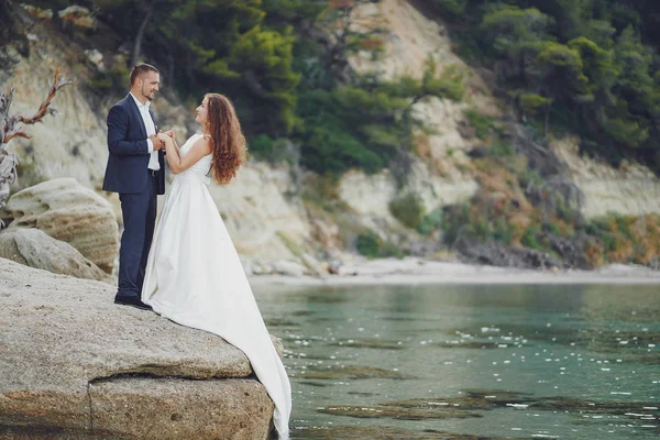 Novios en la naturaleza —  Fotos de Stock