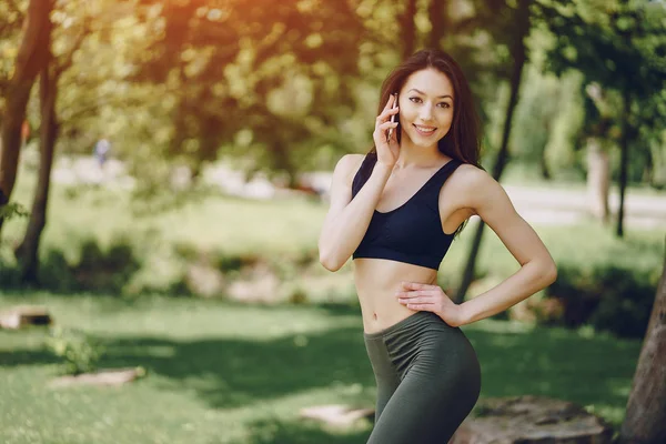 有电话的女孩 — 图库照片