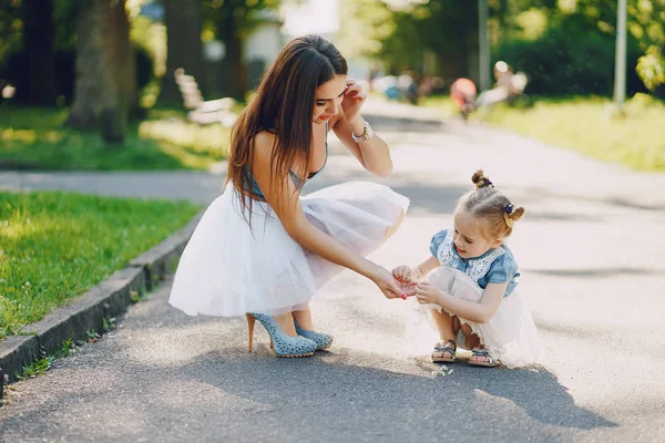 Anne ve kızı. — Stok fotoğraf