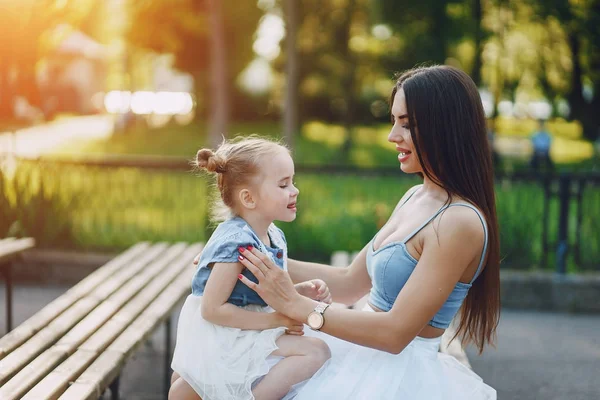 Mutter mit Tochter — Stockfoto