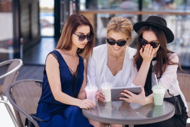 Güneşli havalarda açık havada güzel genç kızlar