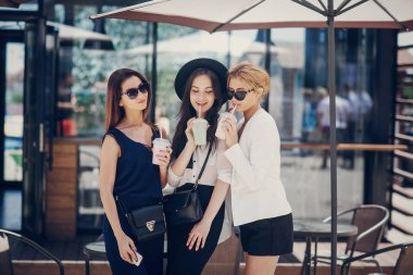 Güneşli havalarda açık havada güzel genç kızlar