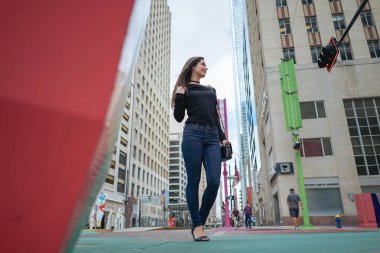 Kız sokakta yürüyor