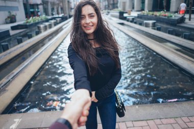 Kız sokakta yürüyor