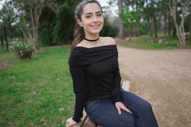 Kız sokakta yürüyor