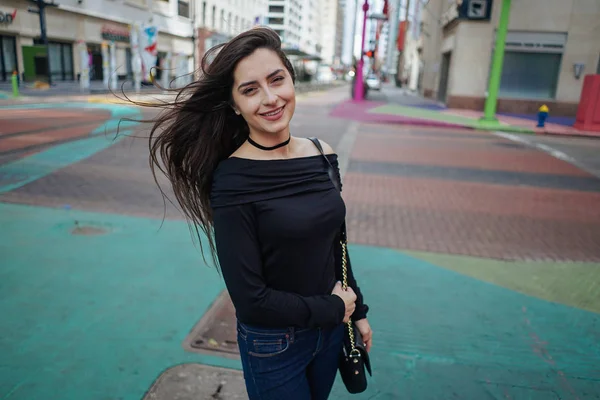 Meisje loopt in de straat — Stockfoto