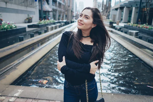 Meisje loopt in de straat — Stockfoto