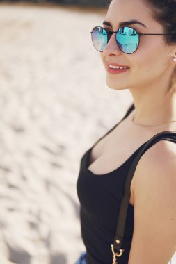 Kız bir ata binmek hazırlanıyor