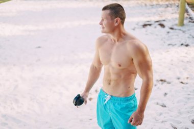 yakışıklı atletik erkek