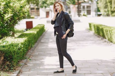 güzel sarışın sokakta