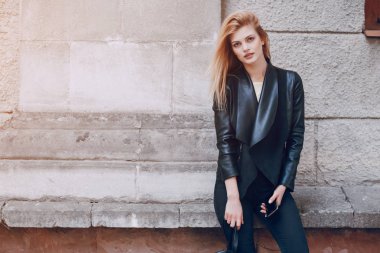 güzel sarışın sokakta