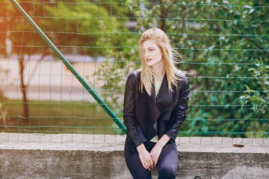 güzel sarışın sokakta