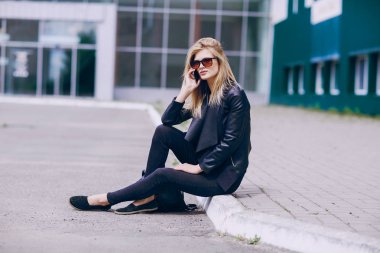 güzel sarışın sokakta