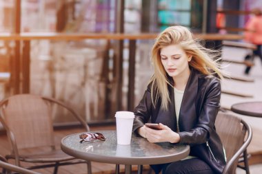 kafede güzel sarışın