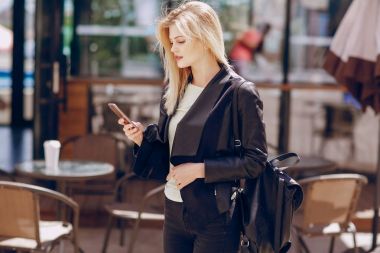 bir kafede güzel sarışın