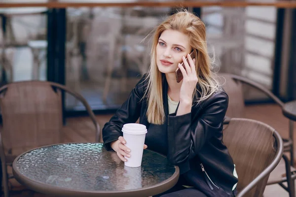 Красивая блондинка в кафе — стоковое фото