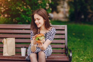 Sokaktaki güzel genç kız