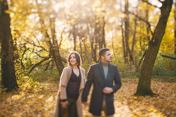 Casal no parque — Fotografia de Stock