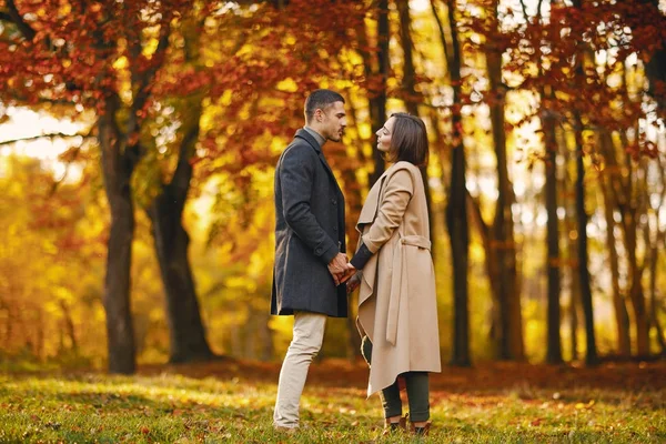 Paar im Park — Stockfoto