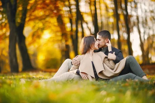 Couple dans le parc — Photo