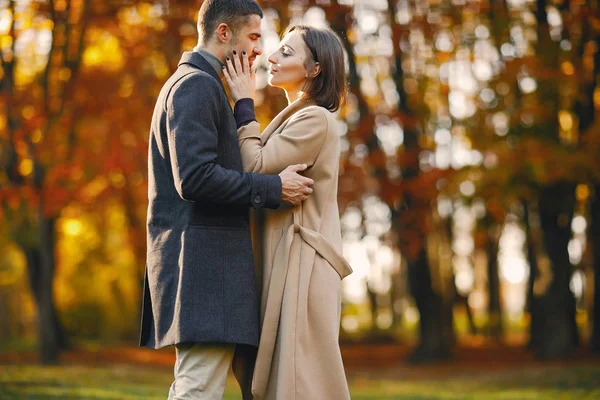 Couple dans le parc — Photo