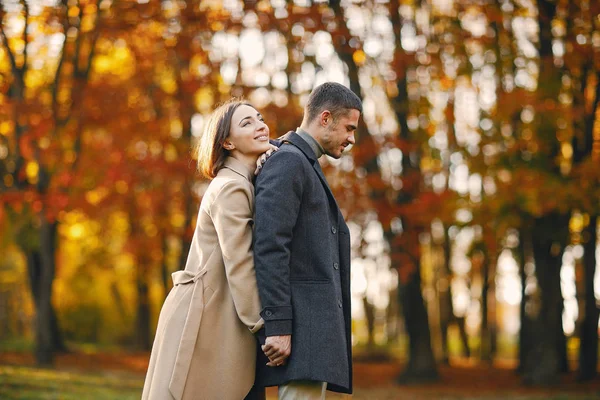 Couple in the park — Stock Photo, Image