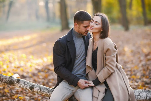 Koppel in het park — Stockfoto