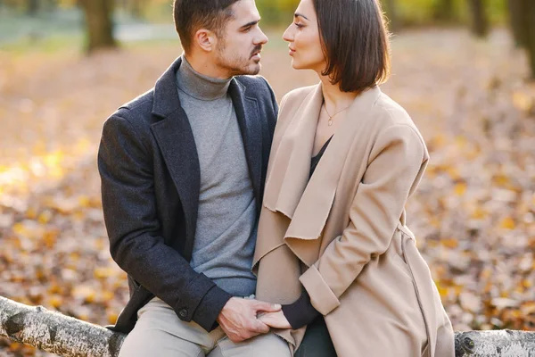 Koppel in het park — Stockfoto