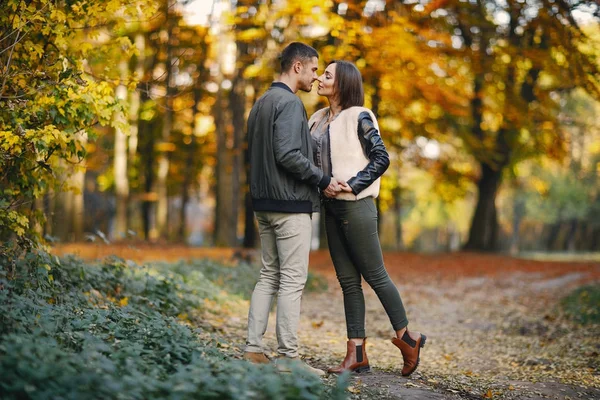 Koppel in het park — Stockfoto