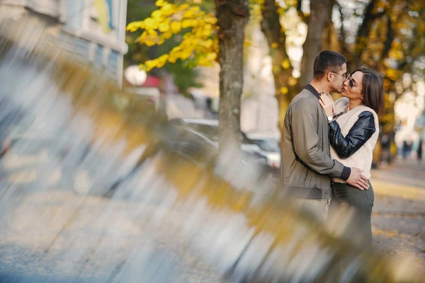 Pareja pasando el rato en la ciudad — Foto de Stock