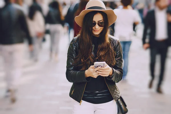 Девушка с телефоном в istanbul — стоковое фото