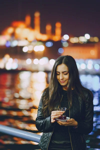 Девушка пьет чай в Стамбуле — стоковое фото