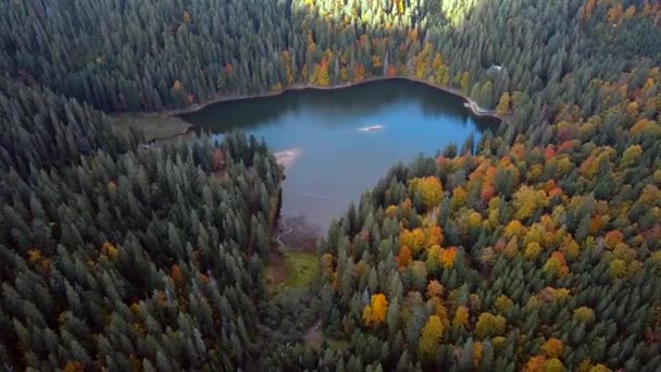 Sjö i fjällen — Stockvideo