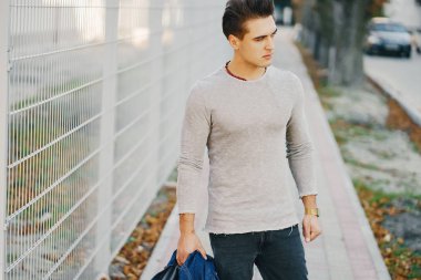 Şehirdeki şık adam