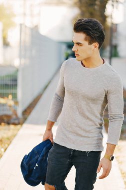 Şehirdeki şık adam