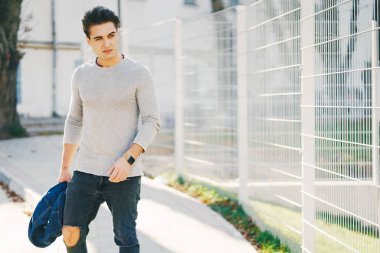 Şehirdeki şık adam