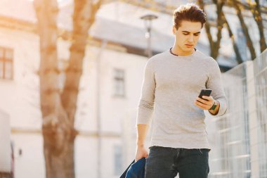 Şehirdeki şık adam