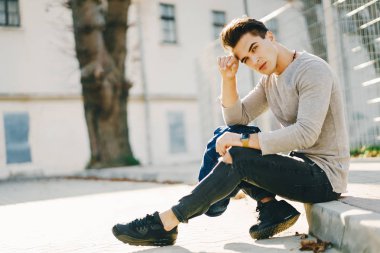 Şehirdeki şık adam