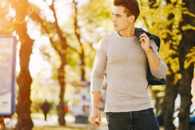 Şehirdeki şık adam