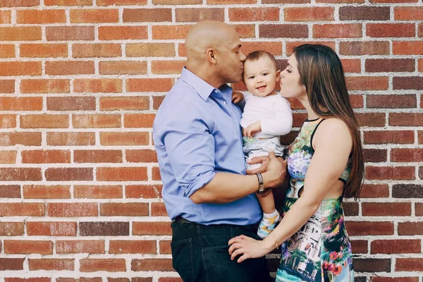 Familia cerca de la pared —  Fotos de Stock