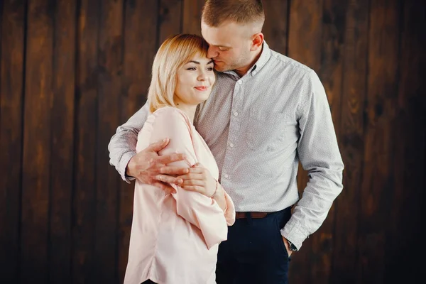 Feliz pareja en espíritu navideño — Foto de Stock