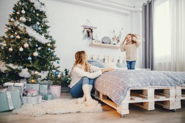 Bebek kız yatakta atlama